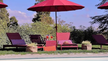Una piscina al aire libre de temporada