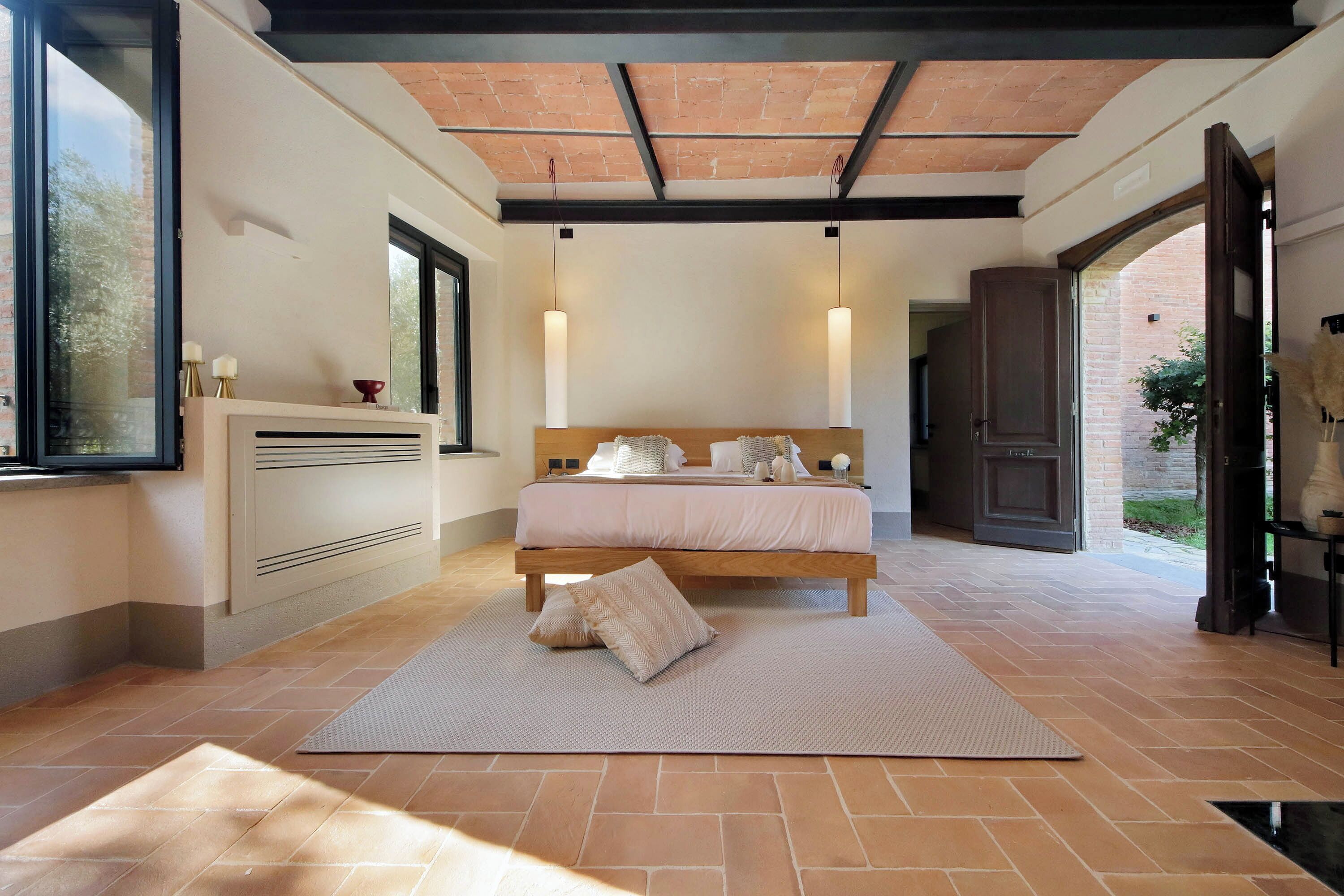 ألحفة محشوة بالريش وأسرّة بطبقة علوية مريحة وبديكورات فريدة لكل غرفة