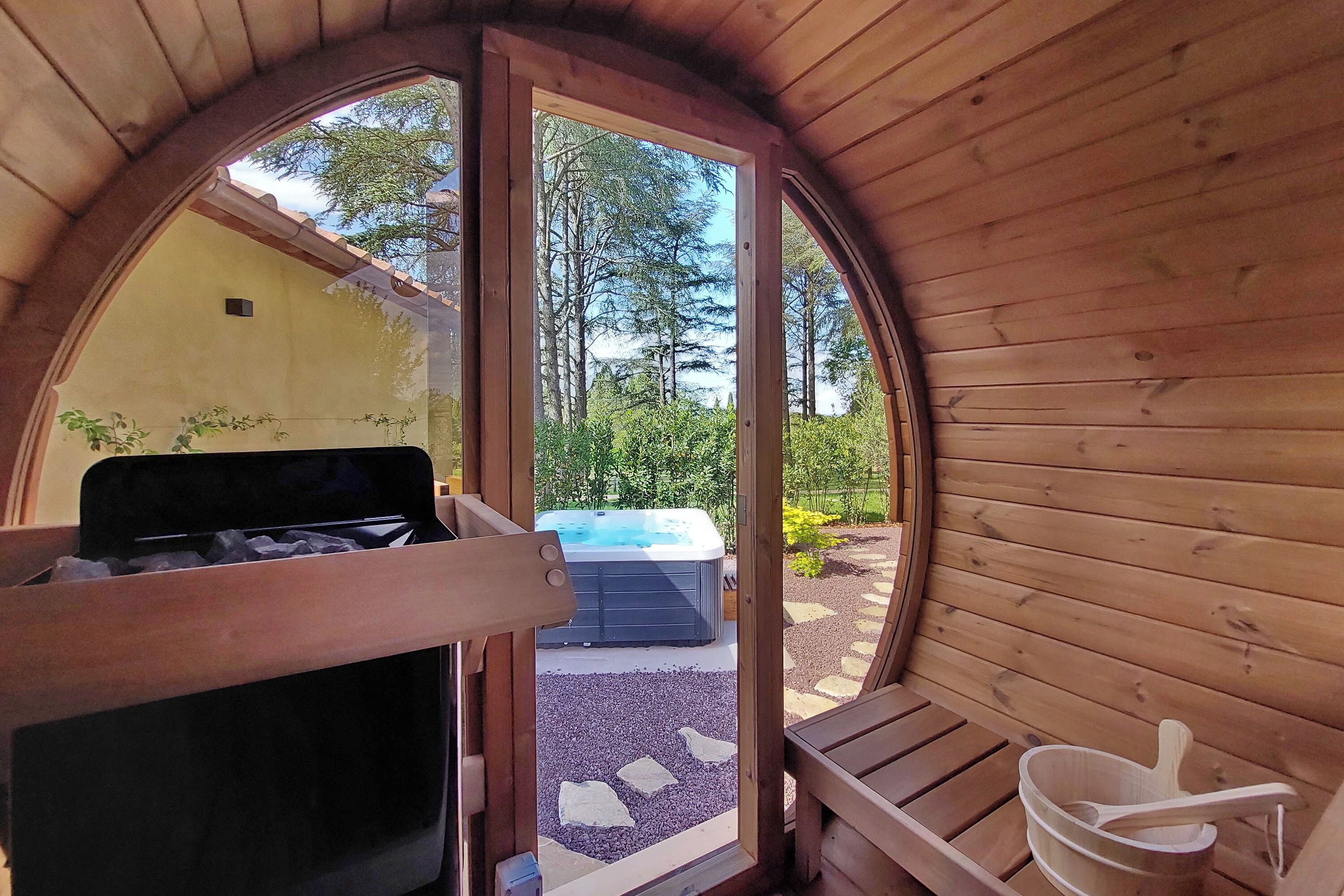 Sauna, hot tub