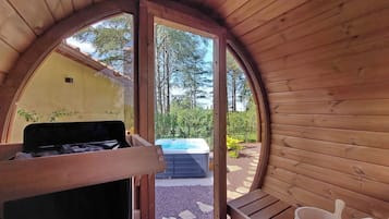 Sauna, hot tub