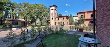 Suite, pemandangan kebun | Selimut bulu angsa, bantalan ekstra lembut, dan didekorasi berbeda-beda