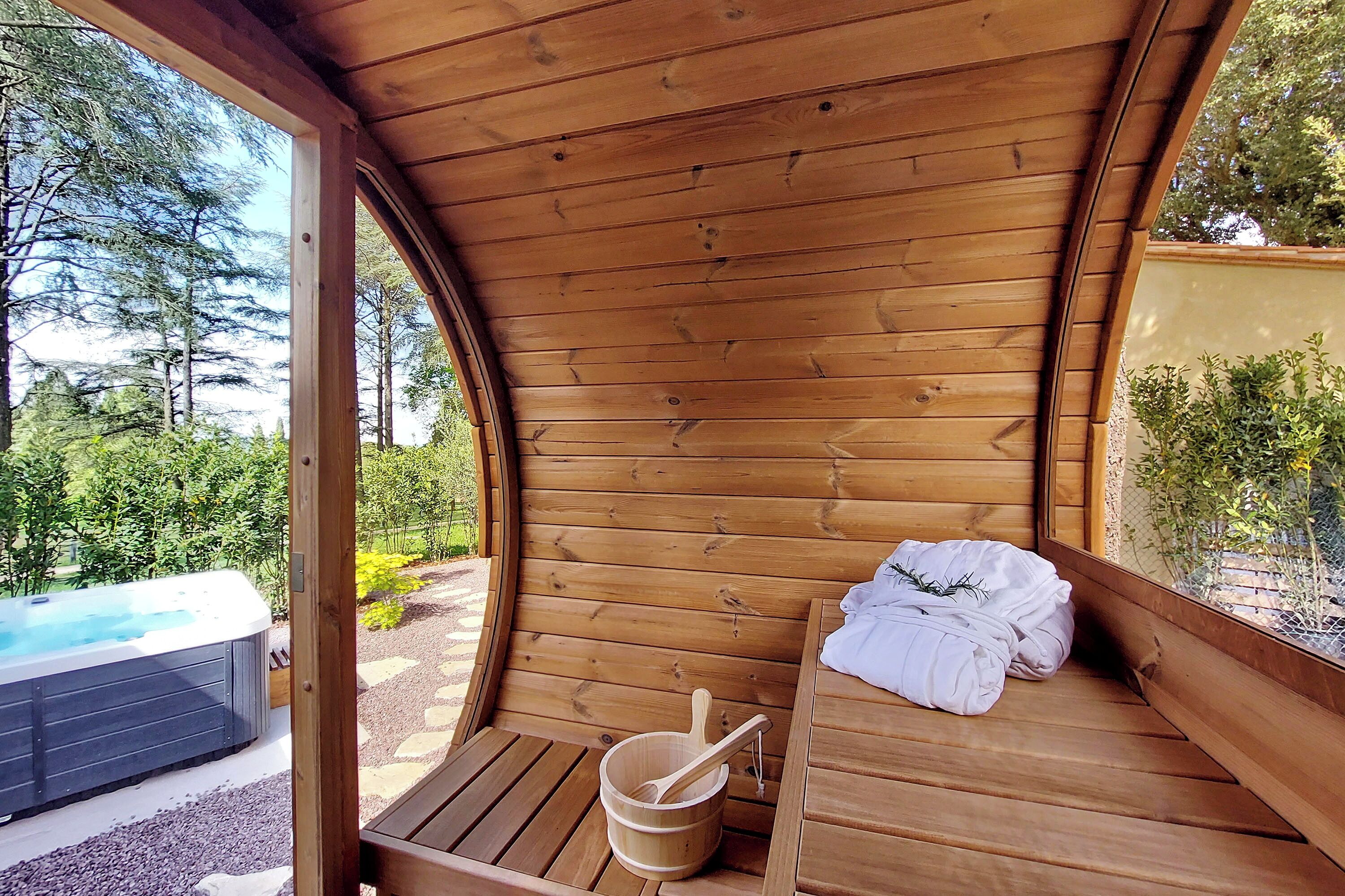 Sauna, hot tub