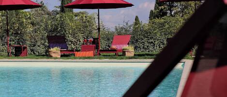 Una piscina al aire libre de temporada