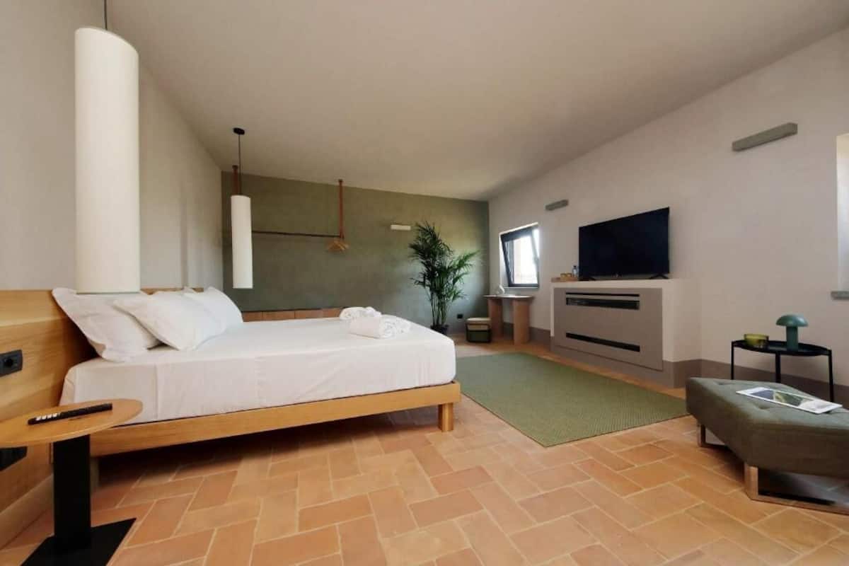 Quarto casal superior | Escrivaninha, cortinas blackout, ferros/tábuas de passar roupa