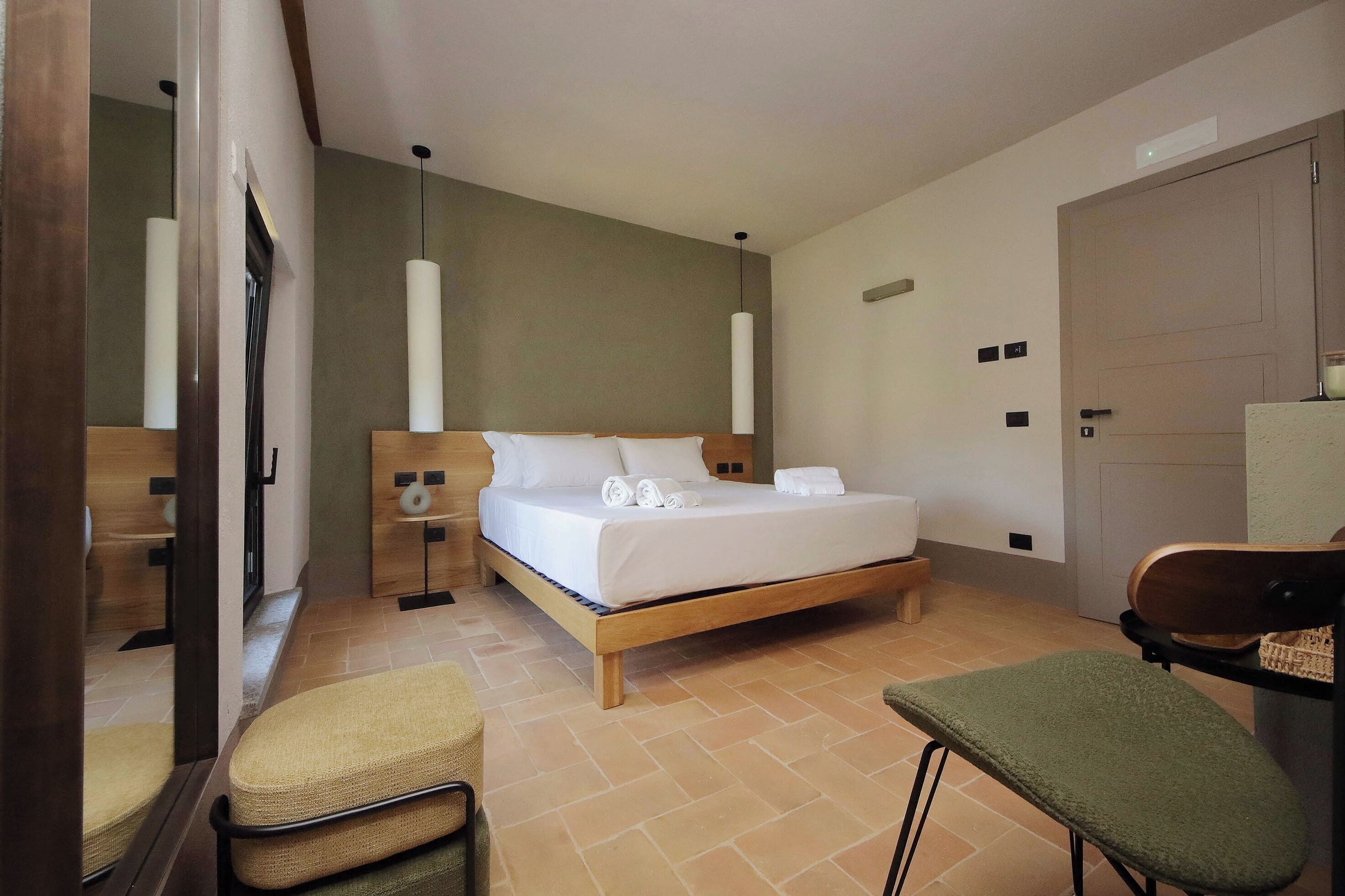 ألحفة محشوة بالريش وأسرّة بطبقة علوية مريحة وبديكورات فريدة لكل غرفة