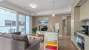 Apartament Deluxe | Sala d'estar | Televisor LED de 55 polzades amb canals per cable