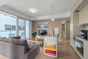 Deluxe-huoneisto | Oleskelualue | 55–tuumainen LED-televisio, jossa kaapelikanavat