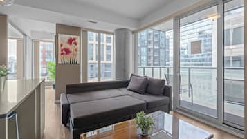 Apartament Deluxe | Sala d'estar | Televisor LED de 55 polzades amb canals per cable