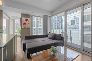 Deluxe-huoneisto | Oleskelualue | 55–tuumainen LED-televisio, jossa kaapelikanavat