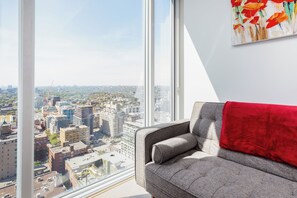 Suite, 1 queensize bed, niet-roken, uitzicht op de stad | Woonruimte | Een 55-inch ledtelevisie met kabelzenders