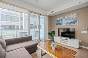 Leilighet – deluxe | Oppholdsområde | En 55-tommers LED-TV med kabel-kanaler