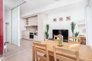 Suite, 1 grand lit, non-fumeurs, vue ville | Coin séjour