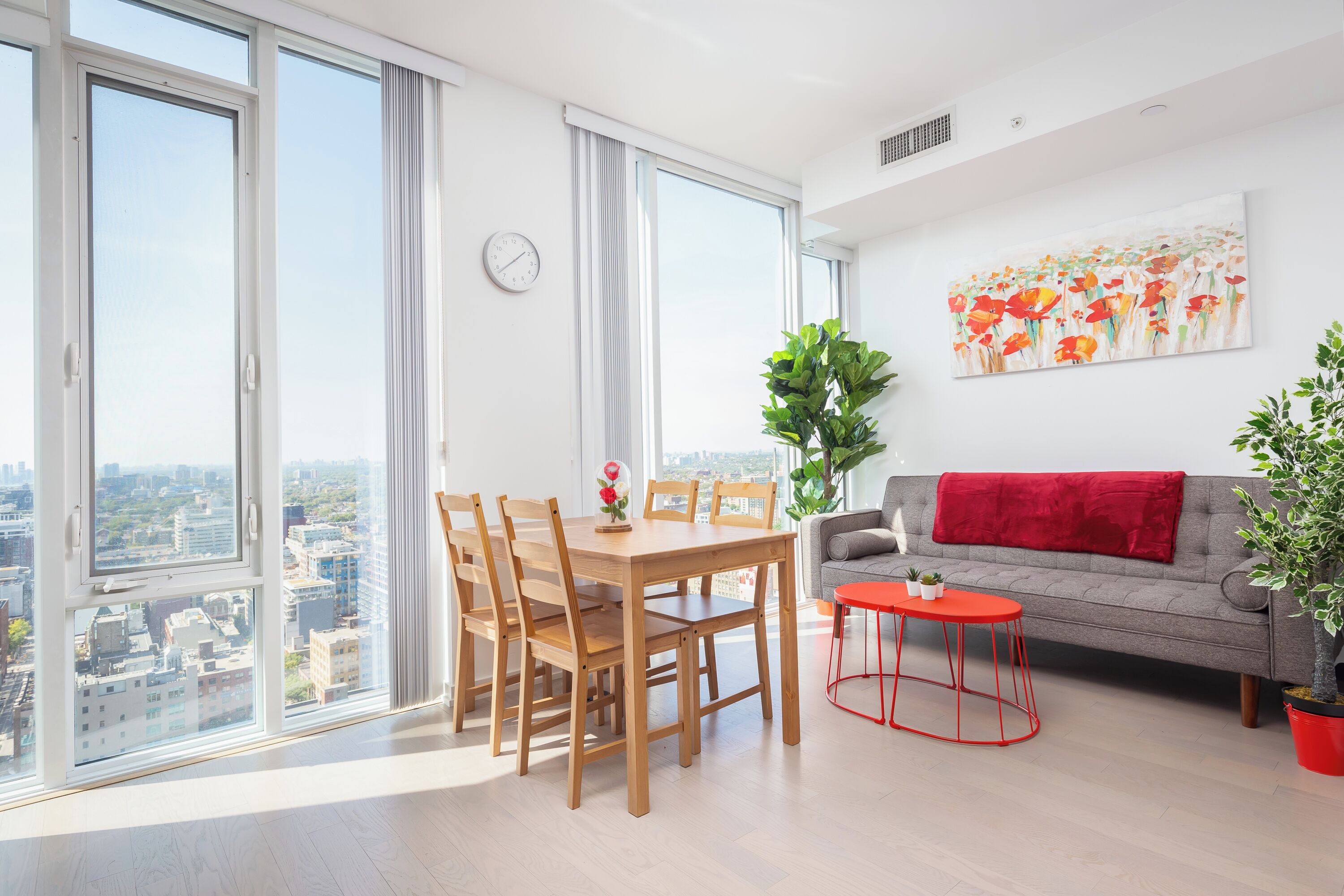 Svit - 1 queensize-säng - icke-rökare - utsikt mot staden | Vardagsrum | 55-tums LED-tv med kabelkanaler