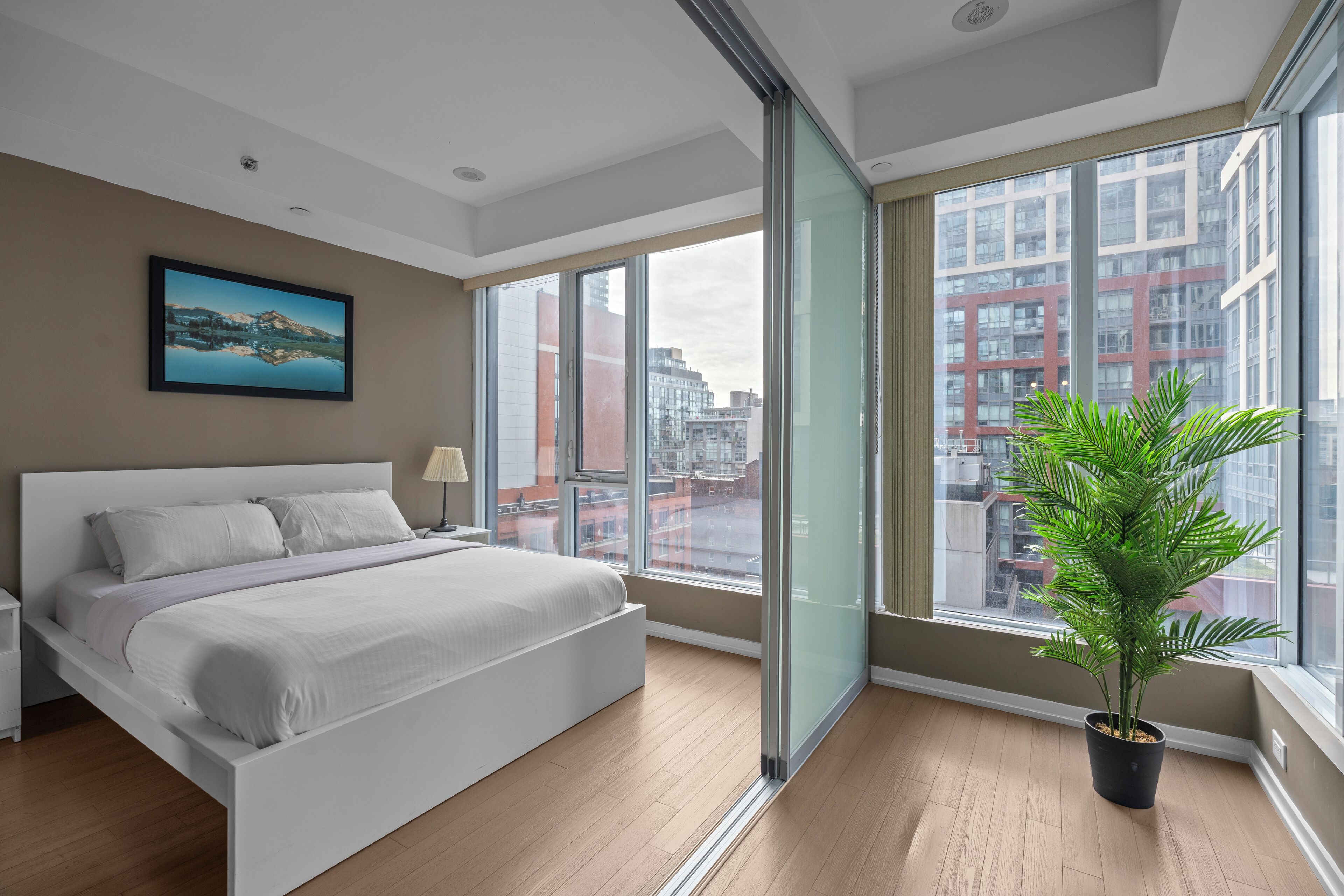 Apartemen Deluks | Tirai kedap cahaya, setrika/meja setrika, Wi-Fi gratis, dan seprai linen