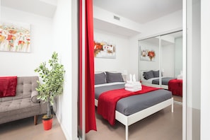Suite, 1 grand lit, non-fumeurs, vue ville | Rideaux occultants, fer et planche à repasser, Wi-Fi gratuit