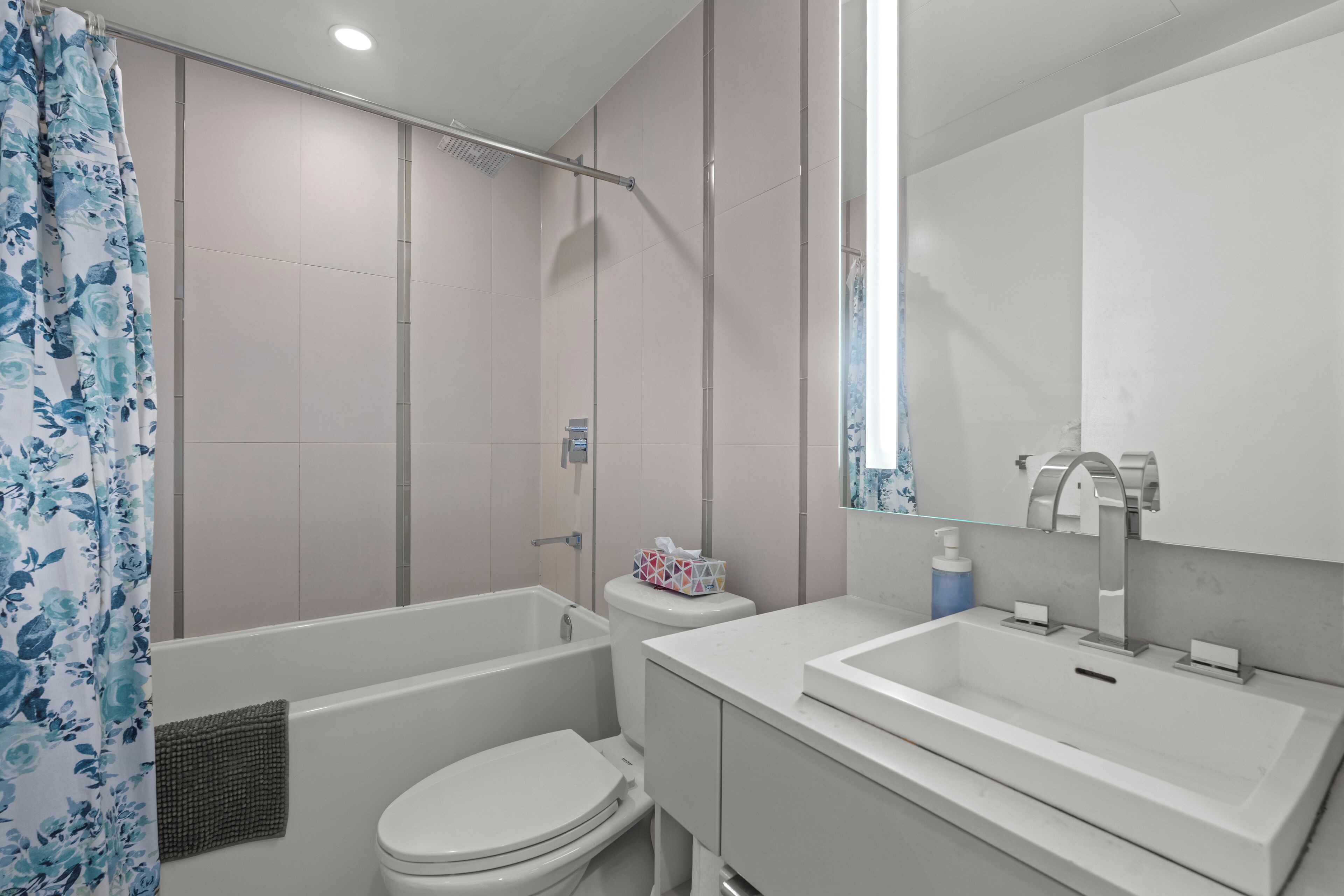 Apartamento luxo | Banheiro | Secador de cabelo, toalhas de banho, sabonete, shampoo