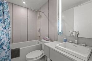 Deluxe Apartment | Bathroom | Hair dryer, towels, soap, shampoo - Entertainment District Suites -DT TO (Toronto)