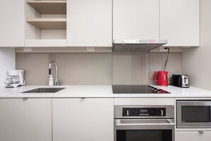 Suite, 1 grand lit, non-fumeurs, vue ville | Cuisine privée | Réfrigérateur, micro-ondes, four, plaque de cuisson