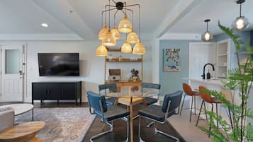 Deluxe Cottage, 2 Bedrooms | In-room dining