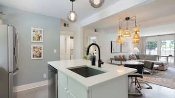 Deluxe cottage, 2 slaapkamers | Privékeuken | Een koelkast, een magnetron, een oven, een kookplaat