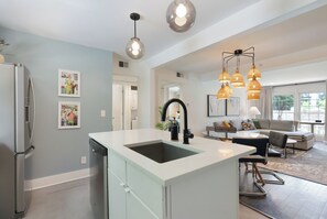 Stuga Deluxe - 2 sovrum | Eget kök | Kylskåp, mikrovågsugn, ugn och spishäll