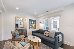 コテージ 2 ベッドルーム | リビング エリア | LED テレビ