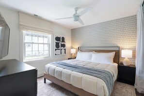 Decoración personalizada, muebles diferentes, escritorio y wifi gratis 