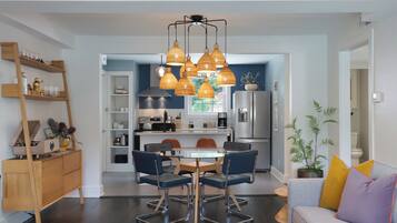 Deluxe Cottage, 2 Bedrooms | In-room dining