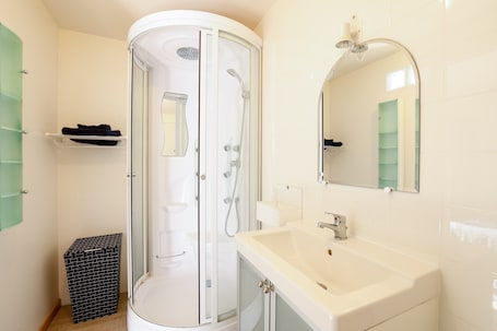 Shower, hair dryer, towels. Holiday Home 'Halte Au Bord De L’Aulne' with Private Garden
