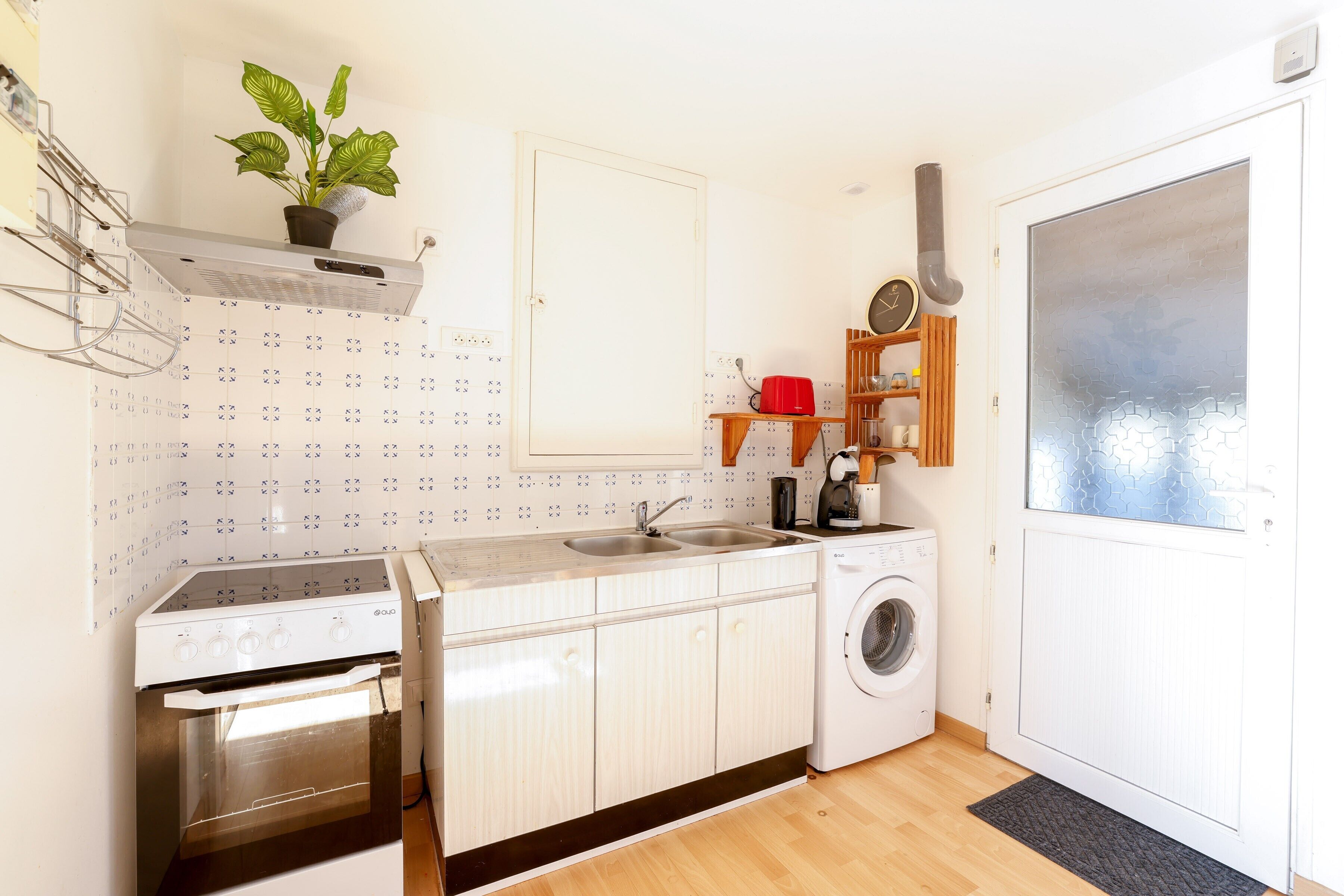 Fridge, oven, stovetop, coffee/tea maker