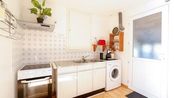 Fridge, oven, stovetop, coffee/tea maker