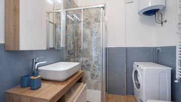 Regadera, amenidades de baño gratuitas, secadora de cabello, toallas