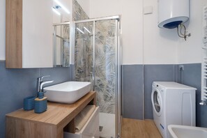 Douche, articles de toilette gratuits, sèche-cheveux