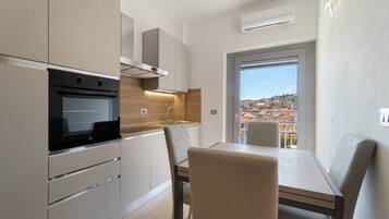 Frigorifero, microonde, forno, piano cottura