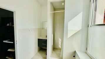 Suihku, hiustenkuivaaja