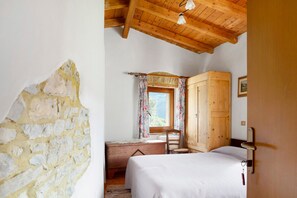 1 bedroom, WiFi, bed sheets - Room 'Camera 1' with Mountain View, Shared Garden and Wi-Fi (Arsiè)