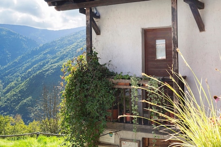 Exterior detail. Room 'Camera 1' with Mountain View, Shared Garden and Wi-Fi