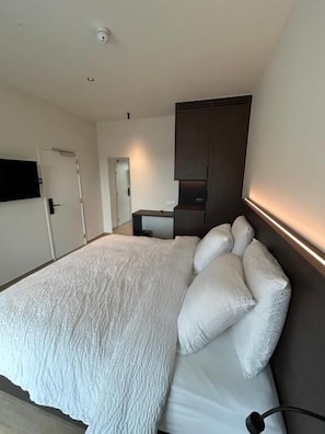 Quarto casal conforto, sacada | Cofres nos quartos, escrivaninha, espaço de trabalho para notebook