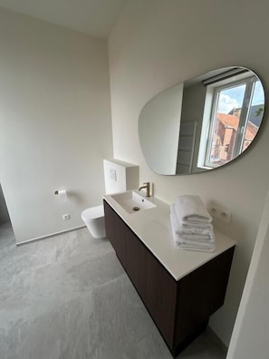 Quarto casal conforto, sacada | Banheiro | Chuveiro, secador de cabelo, toalhas de banho, sabonete