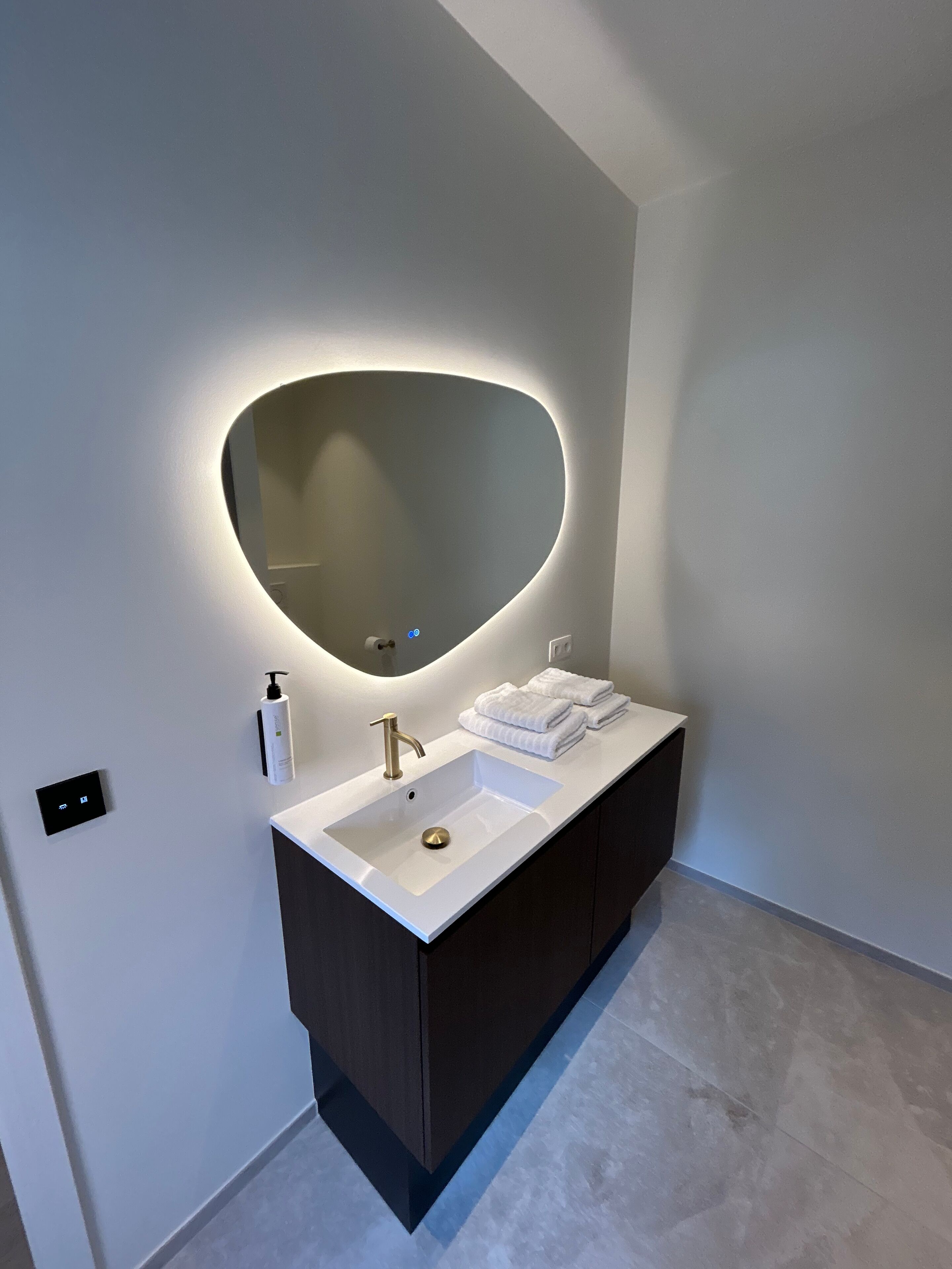 Habitación Confort doble | Baño | Ducha, cabezal de ducha tipo lluvia, secador de pelo y suelo radiante