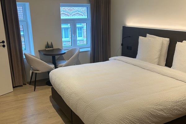 Comfort kamer, 1 twee- of 2 eenpersoonsbedden | Luxe beddengoed, een minibar, een kluis op de kamer, een bureau