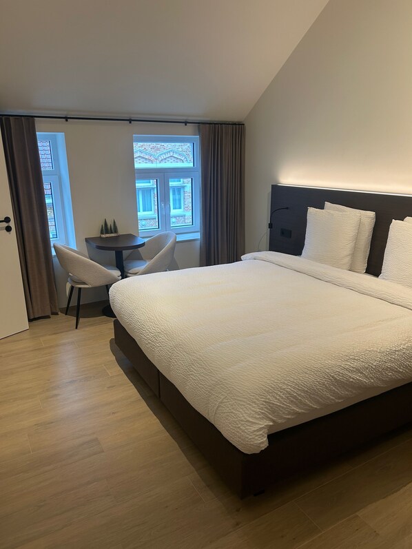 Comfort Double or Twin Room | Premium bedding, minibar, in-room safe, desk - Manteka Logies (Ypres)