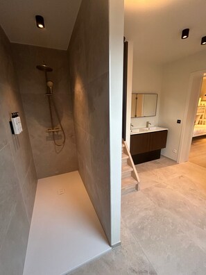 Familierom, 2 soverom, balkong | Bad | Dusj, regndusjhode, hårføner og oppvarmet badegulv