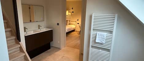 Familiekamer, 2 slaapkamers, balkon | Badkamer | Een douche, een regendouche, een haardroger, vloerverwarming