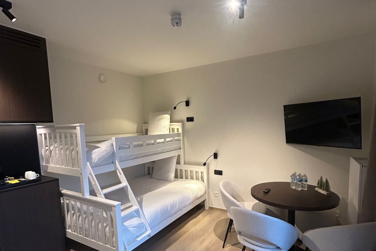 Perhehuone, 2 makuuhuonetta, parveke | Ylelliset vuodevaatteet, minibaari, tallelokero huoneessa, työpöytä