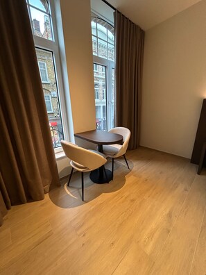 Ropa de cama de alta calidad y minibar 