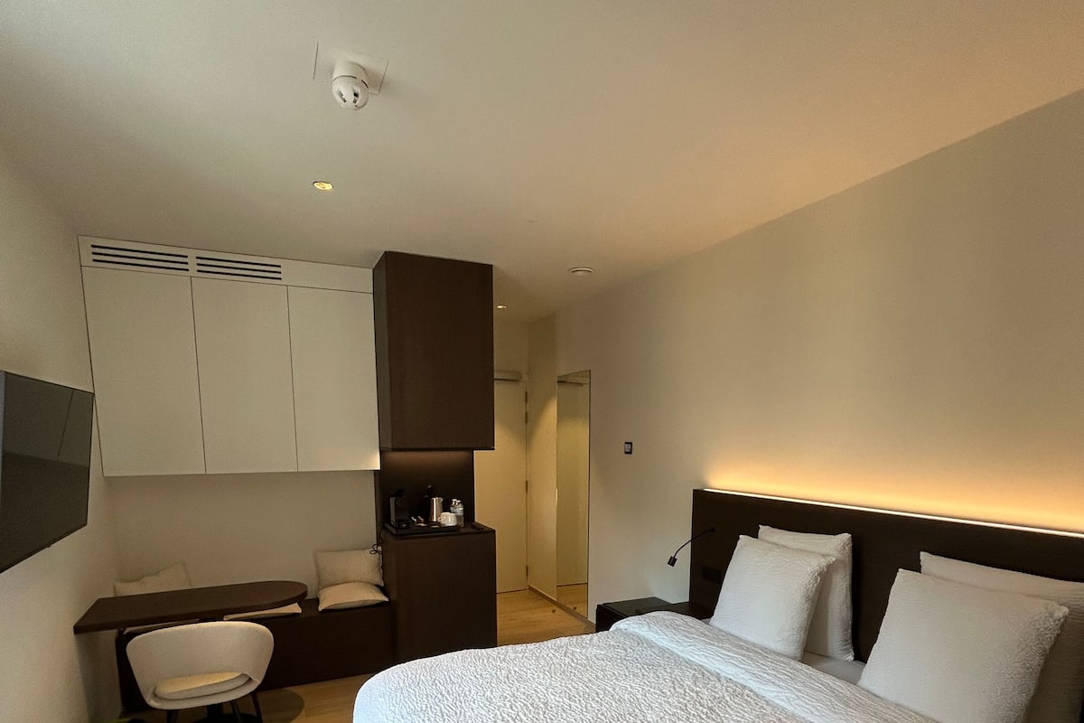 Kahden hengen comfort-huone | Ylelliset vuodevaatteet, minibaari, tallelokero huoneessa, työpöytä