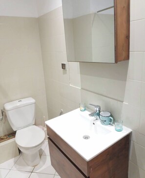 ヘアドライヤー、タオル、石鹸、トイレットペーパー