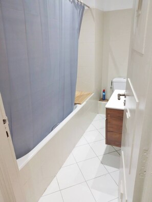 ヘアドライヤー、タオル、石鹸、トイレットペーパー