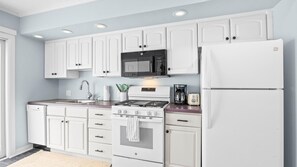 Fridge, microwave, oven, stovetop - NEW 3br/2ba Beach Home 2.5 blks to Beach! (Ventnor City)